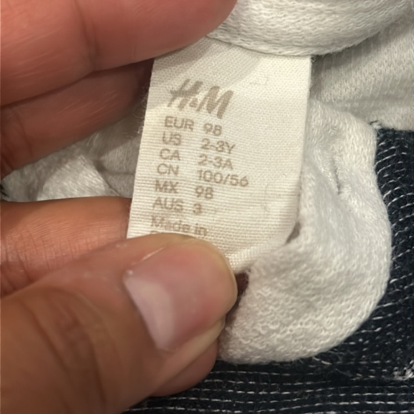 H&M Pull-Over Sweater 2 Button Closure in White & Dark Blue Size 2-3T - Picture 4 of 5